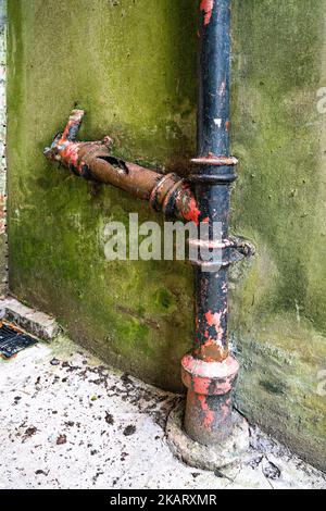 Kaputte Gusseisen-Abflussrohre für den Hausgebrauch Stockfoto