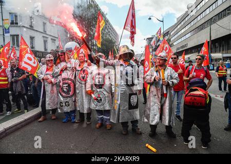 Metallarbeiter demonstrieren, während sie am 13. Oktober 2017 mit Transparenten und Fahnen in den Straßen von Paris, Frankreich, marschieren. Mehrere tausend Beschäftigte haben an einem von der französischen Gewerkschaft CGT organisierten Protest für die Metallindustrie teilgenommen, um eine nationale Kollektivvereinbarung auf hoher Ebene für die Niederlassung in Frankreich zu fordern. (Foto von Julien Mattia/NurPhoto) Stockfoto