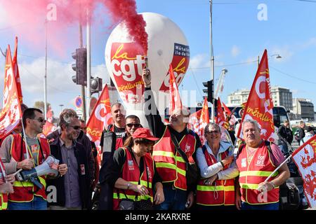 Metallarbeiter demonstrieren, während sie am 13. Oktober 2017 mit Transparenten und Fahnen in den Straßen von Paris, Frankreich, marschieren. Mehrere tausend Beschäftigte haben an einem von der französischen Gewerkschaft CGT organisierten Protest für die Metallindustrie teilgenommen, um eine nationale Kollektivvereinbarung auf hoher Ebene für die Niederlassung in Frankreich zu fordern. (Foto von Julien Mattia/NurPhoto) Stockfoto