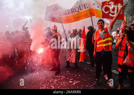 Metallarbeiter demonstrieren, während sie am 13. Oktober 2017 mit Transparenten und Fahnen in den Straßen von Paris, Frankreich, marschieren. Mehrere tausend Beschäftigte haben an einem von der französischen Gewerkschaft CGT organisierten Protest für die Metallindustrie teilgenommen, um eine nationale Kollektivvereinbarung auf hoher Ebene für die Niederlassung in Frankreich zu fordern. (Foto von Julien Mattia/NurPhoto) Stockfoto