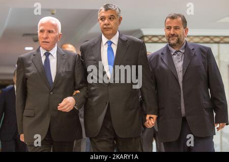 Khaled Fawzi (C), Leiter des ägyptischen Geheimdienstes, trifft mit dem Fatah-Chef Azzam al-Ahmad (L) und dem Hamas-Chef Saleh al-Aruri (R) ein, um am 12. Oktober 2017 in Kairo, Ägypten, ein Versöhnungsabkommen zu unterzeichnen, als die beiden rivalisierenden palästinensischen Bewegungen ihre jahrzehntelange Spaltung nach den von Ägypten überwachten Verhandlungen beendet haben. Gemäß dem Abkommen soll die im Westjordanland ansässige Palästinensische Autonomiebehörde die vollständige Kontrolle über den von der Hamas kontrollierten Gazastreifen bis Dezember 1 wieder aufnehmen, so eine Erklärung der ägyptischen Regierung. (Foto von Ibrahim Ezzat/NurPhoto) Stockfoto