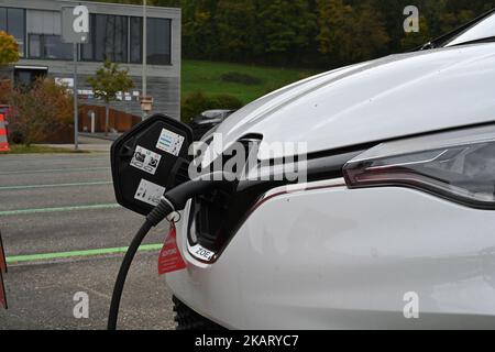 Detailansicht zum Aufladen des weißen Renault Zoe. Stockfoto