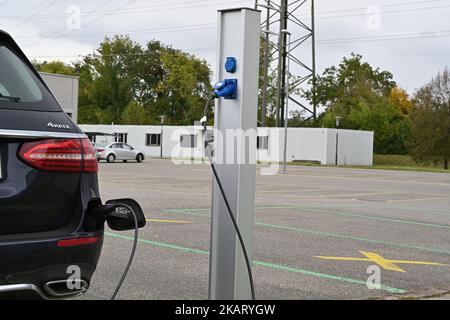 Detailansicht zum Laden des schwarzen Mercedes 4MATIC. Stockfoto