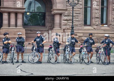 Polizeibeamte stehen während einer Kundgebung gegen die Weiße Suprematie und Islamophobie am 15. Oktober 2017 im Queen's Park in Toronto, Ontario, Kanada, Wache. (Foto von Creative Touch Imaging Ltd./NurPhoto) Stockfoto