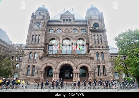 Polizeibeamte stehen während einer Kundgebung gegen die Weiße Suprematie und Islamophobie am 15. Oktober 2017 im Queen's Park in Toronto, Ontario, Kanada, Wache. (Foto von Creative Touch Imaging Ltd./NurPhoto) Stockfoto