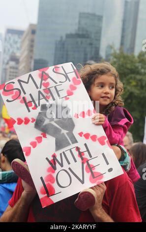 Mädchen hält ein Schild mit der Aufschrift „Smash Hate with Love“ während einer Kundgebung gegen die Weiße Suprematie und Islamophobie im Queen's Park in Toronto, Ontario, Kanada, am 15. Oktober 2017. (Foto von Creative Touch Imaging Ltd./NurPhoto) Stockfoto