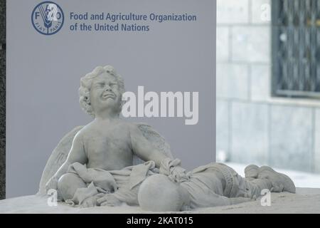 Eine Marmorstatue, die die Tragödie der Migration darstellt, die Papst Franziskus während seines Besuchs beim Hauptsitz der Ernährungs- und Landwirtschaftsorganisation der Vereinten Nationen (FAO) in Rom, Italien, am 16. Oktober 2017 gestiftet hat. Die Statue erinnert an Aylan Kurdi, den 3-jährigen Flüchtlingsjungen, der am 2015. September bei der Überquerung des Mittelmeers ertrunken war. (Foto: Giuseppe Ciccia/NurPhoto) Stockfoto