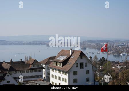 Panorama von Zug, Schweiz, vom Hügel über die Stadt. Stockfoto