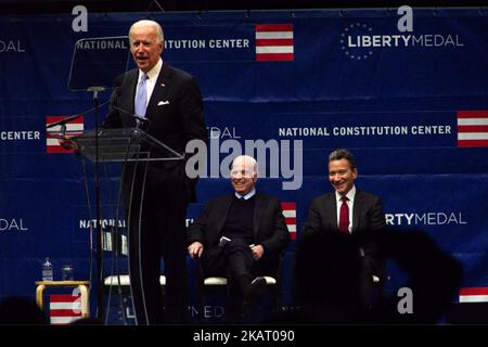 DER US-Senator John McCain (R-AZ) erhält die Freiheitsmedaille 2017 vom ehemaligen Vizepräsidenten Joe Biden während einer Zeremonie im Constitution Center in Philadelphia, PA, am 16. Oktober 2017. (Foto von Bastiaan Slabbers/NurPhoto) Stockfoto