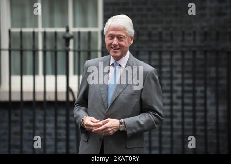 Der ehemalige US-Präsident Bill Clinton kommt am 19. Oktober 2017 in London, England, in der Downing Street Nr. 10 an. Clinton trifft sich mit der britischen Premierministerin Theresa May, um über die politische Krise in Nordirland zu sprechen. (Foto von Alberto Pezzali/NurPhoto) Stockfoto