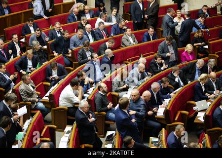 Die Gesetzgeber beginnen, die Forderungen der Demonstranten in Kiew, Ukraine, am 19. Oktober 2017 zu prüfen. Dutzende Ukrainer bauten nach einer groß angelegten Kundgebung ein Zeltlager vor dem Parlament auf, um von den Gesetzgebern zu fordern, den Gesetzentwurf über sofortige politische Reformen wie die Schaffung eines Anti-Korruptionsgerichts, die Ablehnung der Unverletzlichkeit eines Abgeordneten und die Änderung der Wahlgesetze anzunehmen. (Foto von Sergii Chartschenko/NurPhoto) Stockfoto