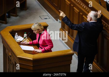 Die Gesetzgeber beginnen, die Forderungen der Demonstranten in Kiew, Ukraine, am 19. Oktober 2017 zu prüfen. Dutzende Ukrainer bauten nach einer groß angelegten Kundgebung ein Zeltlager vor dem Parlament auf, um von den Gesetzgebern zu fordern, den Gesetzentwurf über sofortige politische Reformen wie die Schaffung eines Anti-Korruptionsgerichts, die Ablehnung der Unverletzlichkeit eines Abgeordneten und die Änderung der Wahlgesetze anzunehmen. (Foto von Sergii Chartschenko/NurPhoto) Stockfoto