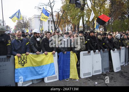 Oppositionelle Demonstranten sichern ihr Protestzeltlager in der Nähe des ukrainischen parlamentsgebäudes in Kiew, Ukraine, ab 19. Oktober 2017. (Foto von Maxym Marusenko/NurPhoto) Stockfoto