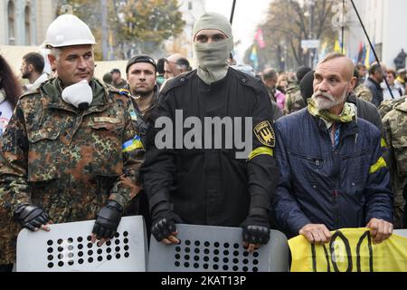 Oppositionelle Demonstranten sichern ihr Protestzeltlager in der Nähe des ukrainischen parlamentsgebäudes in Kiew, Ukraine, ab 19. Oktober 2017. (Foto von Maxym Marusenko/NurPhoto) Stockfoto