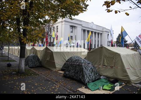 Vor dem ukrainischen parlamentsgebäude in Kiew, Ukraine, ist am 19. Oktober 2017 ein Zeltlager von oppositionellen Demonstranten zu sehen. (Foto von Maxym Marusenko/NurPhoto) Stockfoto