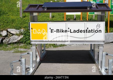 E-Bike-Ladestationen, in deutscher E-Bike-ladestation, auf dem Gipfel des Berges in der Nähe der Offroad-Fahrradlinie. Stockfoto