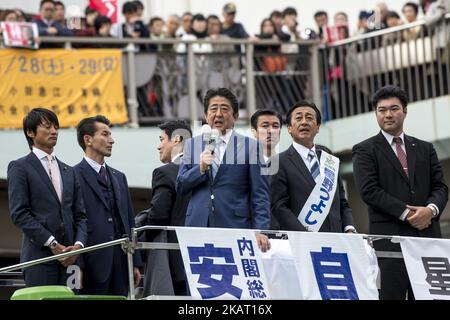 Der japanische Premierminister Shinzo Abe hält während des Wahlkampfs im Unterhaus in Fujisawa, Präfektur Kanazawa, südlich von Tokio, Japan, am 20. Oktober 2017 eine Wahlkampfrede für einen Kandidaten seiner regierenden Liberaldemokratischen Partei. Die Wahlen werden am 22. Oktober abgestimmt, während die regierende Koalition der Liberaldemokratischen Partei vor der Herausforderung neuer Oppositionsparteien steht. (Foto von Alessandro Di Ciommo/NurPhoto) Stockfoto