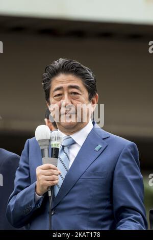 Der japanische Premierminister Shinzo Abe hält während des Wahlkampfs im Unterhaus in Fujisawa, Präfektur Kanazawa, südlich von Tokio, Japan, am 20. Oktober 2017 eine Wahlkampfrede für einen Kandidaten seiner regierenden Liberaldemokratischen Partei. Die Wahlen werden am 22. Oktober abgestimmt, während die regierende Koalition der Liberaldemokratischen Partei vor der Herausforderung neuer Oppositionsparteien steht. (Foto von Alessandro Di Ciommo/NurPhoto) Stockfoto