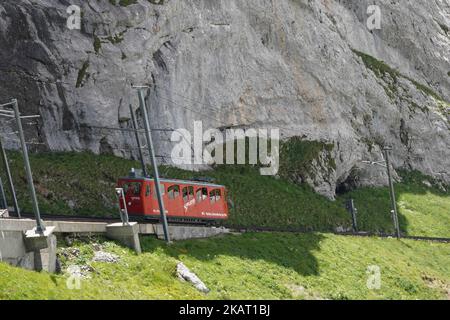 Rote Zahnradbahn zwischen dem Bahnhof Alpnachstad und dem Berg Pilatus Kulm. Stockfoto