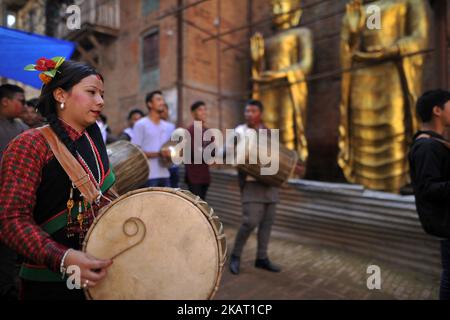 Newari Menschen spielen traditionelle Instrumente während der Newari Neujahrsparade Nhu Dan (das Newari Neujahr) fällt während des Tihar oder Deepawali und Dewali „Festival of Lights“ in Kirtipur, Kathmandu, Nepal am Freitag, 20. Oktober 2017. Die Newar-Gemeinde in Nepal beobachtet das neue Jahr 1138 in Newari. (Foto von Narayan Maharjan/NurPhoto) Stockfoto