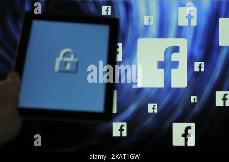 Ein Computer-Tablet mit einem Sicherheitssymbol mit Facebook-Logos im Hintergrund ist in dieser Abbildung am 20. Oktober 2017 zu sehen. (Foto von Jaap Arriens/NurPhoto) Stockfoto