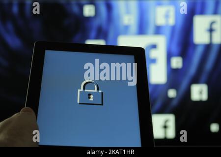 Ein Computer-Tablet mit einem Sicherheitssymbol mit Facebook-Logos im Hintergrund ist in dieser Abbildung am 20. Oktober 2017 zu sehen. (Foto von Jaap Arriens/NurPhoto) Stockfoto