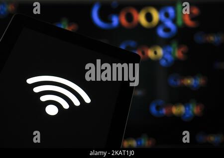 Ein Computer-Tablet mit einem WiFi-Symbol mit Google-Logos im Hintergrund ist in dieser Abbildung am 20. Oktober 2017 zu sehen. (Foto von Jaap Arriens/NurPhoto) Stockfoto