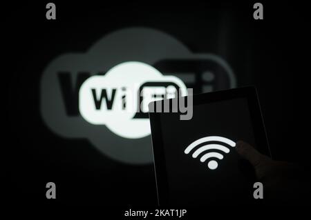 Ein Computer-Tablet mit einem WiFi-Symbol ist in dieser Abbildung am 20. Oktober 2017 zu sehen. (Foto von Jaap Arriens/NurPhoto) Stockfoto