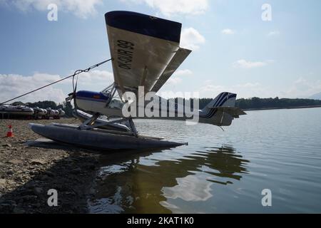 Seitenansicht auf dem Wasserflugzeug oder Wasserflugzeug mit zwei schlanken Schwimmern, die unter dem Rumpf montiert sind, um Auftrieb zu gewährleisten. Stockfoto