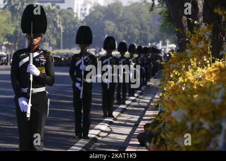 Ein Offizier der thailändischen Armee während einer Trainingsübung, die bei der Prozession für die königliche Feuerbestattung des verstorbenen thailändischen Königs Bhumibol Adulyadej am 21. Oktober 2017 im Bereich des Großen Palastes in Bangkok, Thailand, verwendet wird. (Foto von Anusak Laowias/NurPhoto) Stockfoto