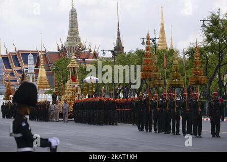 Offiziere der thailändischen Armee nehmen an einer Trainingsübung Teil, um ein königliches Begräbnis-Chariot-Fahrzeug zu ziehen, das bei der Prozession für die königliche Beerdigungszeremonie des verstorbenen thailändischen Königs Bhumibol Adulyadej im Bereich des Großen Palastes in Bangkok, Thailand, am 21. Oktober 2017 verwendet wird. (Foto von Anusak Laowias/NurPhoto) Stockfoto