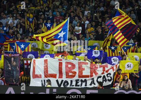 Katalanische Unabhängigkeitsflaggen und Symbole während des La Liga-Spiels zwischen dem FC Barcelona und Malaga im Montilivi-Stadion am 21. Oktober 2017 in Barcelona, Spanien. (Foto von Xavier Bonilla/NurPhoto) Stockfoto