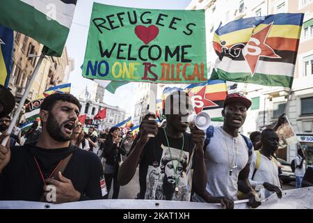 Flüchtlinge und Asylbewerber marschieren am 21. Oktober 2017 während der nationalen Demonstration „Non è reato“ (Es ist kein Verbrechen) in Rom in die Innenstadt, um gegen Rassismus zu protestieren und Gerechtigkeit und Gleichheit zu fordern. (Foto: Giuseppe Ciccia/NurPhoto) Stockfoto