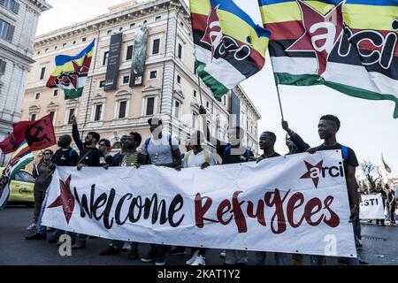 Flüchtlinge und Asylbewerber marschieren am 21. Oktober 2017 während der nationalen Demonstration „Non reato“ (Es ist kein Verbrechen) in Rom in die Innenstadt, um gegen Rassismus zu protestieren und Gerechtigkeit und Gleichheit zu fordern. (Foto: Giuseppe Ciccia/NurPhoto) Stockfoto