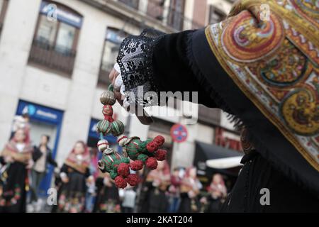 Hunderte von Schafen entlang einer Straße im Zentrum von Madrid, Spanien, 22. Oktober 2017. Während der Ausgabe 24. der Fiesta de la Transhumancia (Transhumance Festival). Die jährliche Veranstaltung sieht Hunderte von Schafen durch die spanische Hauptstadt geführt in einer Tradition der saisonalen Viehwanderung aus dem Mittelalter gehalten, um die Bedeutung der Hirten in der ländlichen Entwicklung und ihre Kultur in Spanien zu betonen. (Foto von Oscar Gonzalez/NurPhoto) Stockfoto
