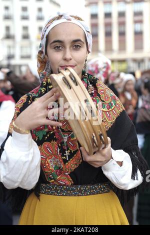 Hunderte von Schafen entlang einer Straße im Zentrum von Madrid, Spanien, 22. Oktober 2017. Während der Ausgabe 24. der Fiesta de la Transhumancia (Transhumance Festival). Die jährliche Veranstaltung sieht Hunderte von Schafen durch die spanische Hauptstadt geführt in einer Tradition der saisonalen Viehwanderung aus dem Mittelalter gehalten, um die Bedeutung der Hirten in der ländlichen Entwicklung und ihre Kultur in Spanien zu betonen. (Foto von Oscar Gonzalez/NurPhoto) Stockfoto