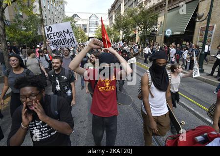 Mitglieder der Polizeiabteilung von Philadelphia treffen am 21. Oktober 2017 in der Innenstadt von Philadelphia, PA, auf Demonstranten. Mehrere Verhaftungen wurden vorgenommen, als sich Demonstranten der Frank Rizzo-Statue vor dem Rathaus von Philadelphia näherten. Der Protest begann zunächst vor der Konferenz der Internationalen Vereinigung der Chefs der Polizei in Philadelphia. (Foto von Bastiaan Slabbers/NurPhoto) Stockfoto