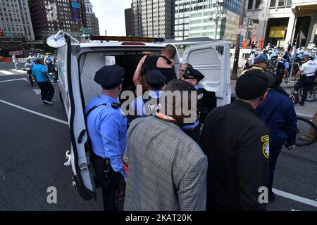 Mitglieder der Polizeiabteilung von Philadelphia treffen am 21. Oktober 2017 in der Innenstadt von Philadelphia, PA, auf Demonstranten. Mehrere Verhaftungen wurden vorgenommen, als sich Demonstranten der Frank Rizzo-Statue vor dem Rathaus von Philadelphia näherten. Der Protest begann zunächst vor der Konferenz der Internationalen Vereinigung der Chefs der Polizei in Philadelphia. (Foto von Bastiaan Slabbers/NurPhoto) Stockfoto