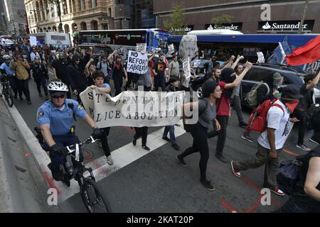 Mitglieder der Polizeiabteilung von Philadelphia treffen am 21. Oktober 2017 in der Innenstadt von Philadelphia, PA, auf Demonstranten. Mehrere Verhaftungen wurden vorgenommen, als sich Demonstranten der Frank Rizzo-Statue vor dem Rathaus von Philadelphia näherten. Der Protest begann zunächst vor der Konferenz der Internationalen Vereinigung der Chefs der Polizei in Philadelphia. (Foto von Bastiaan Slabbers/NurPhoto) Stockfoto