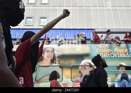 Mitglieder der Polizeiabteilung von Philadelphia treffen am 21. Oktober 2017 in der Innenstadt von Philadelphia, PA, auf Demonstranten. Mehrere Verhaftungen wurden vorgenommen, als sich Demonstranten der Frank Rizzo-Statue vor dem Rathaus von Philadelphia näherten. Der Protest begann zunächst vor der Konferenz der Internationalen Vereinigung der Chefs der Polizei in Philadelphia. (Foto von Bastiaan Slabbers/NurPhoto) Stockfoto