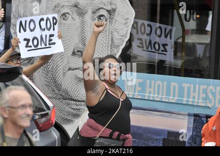 Mitglieder der Polizeiabteilung von Philadelphia treffen am 21. Oktober 2017 in der Innenstadt von Philadelphia, PA, auf Demonstranten. Mehrere Verhaftungen wurden vorgenommen, als sich Demonstranten der Frank Rizzo-Statue vor dem Rathaus von Philadelphia näherten. Der Protest begann zunächst vor der Konferenz der Internationalen Vereinigung der Chefs der Polizei in Philadelphia. (Foto von Bastiaan Slabbers/NurPhoto) Stockfoto