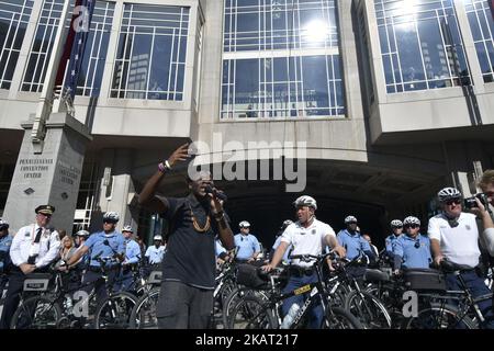 Mitglieder der Polizeiabteilung von Philadelphia treffen am 21. Oktober 2017 in der Innenstadt von Philadelphia, PA, auf Demonstranten. Mehrere Verhaftungen wurden vorgenommen, als sich Demonstranten der Frank Rizzo-Statue vor dem Rathaus von Philadelphia näherten. Der Protest begann zunächst vor der Konferenz der Internationalen Vereinigung der Chefs der Polizei in Philadelphia. (Foto von Bastiaan Slabbers/NurPhoto) Stockfoto