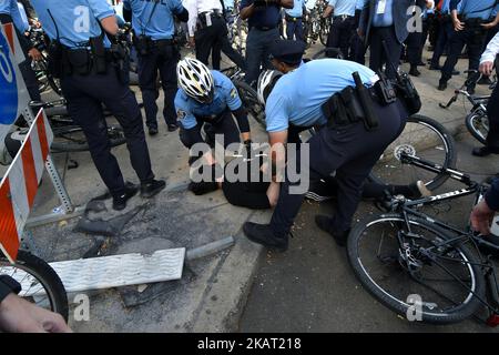 Mitglieder der Polizeiabteilung von Philadelphia treffen am 21. Oktober 2017 in der Innenstadt von Philadelphia, PA, auf Demonstranten. Mehrere Verhaftungen wurden vorgenommen, als sich Demonstranten der Frank Rizzo-Statue vor dem Rathaus von Philadelphia näherten. Der Protest begann zunächst vor der Konferenz der Internationalen Vereinigung der Chefs der Polizei in Philadelphia. (Foto von Bastiaan Slabbers/NurPhoto) Stockfoto