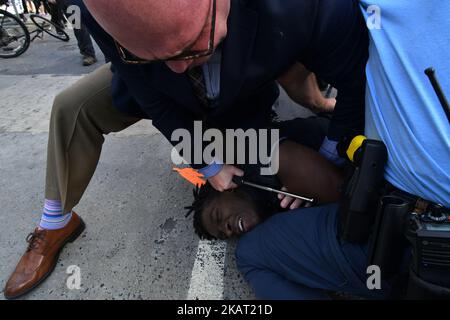 Mitglieder der Polizeiabteilung von Philadelphia treffen am 21. Oktober 2017 in der Innenstadt von Philadelphia, PA, auf Demonstranten. Mehrere Verhaftungen wurden vorgenommen, als sich Demonstranten der Frank Rizzo-Statue vor dem Rathaus von Philadelphia näherten. Der Protest begann zunächst vor der Konferenz der Internationalen Vereinigung der Chefs der Polizei in Philadelphia. (Foto von Bastiaan Slabbers/NurPhoto) Stockfoto