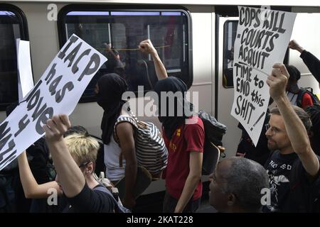 Mitglieder der Polizeiabteilung von Philadelphia treffen am 21. Oktober 2017 in der Innenstadt von Philadelphia, PA, auf Demonstranten. Mehrere Verhaftungen wurden vorgenommen, als sich Demonstranten der Frank Rizzo-Statue vor dem Rathaus von Philadelphia näherten. Der Protest begann zunächst vor der Konferenz der Internationalen Vereinigung der Chefs der Polizei in Philadelphia. (Foto von Bastiaan Slabbers/NurPhoto) Stockfoto