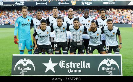 Die Spieler des FC Valencia stehen vor dem Start des La Liga-Spiels zwischen dem FC Valencia und dem FC Sevilla im Estadio Mestalla am 21. oktober 2017 in Valencia, Spanien, an. (Foto von Maria Jose Segovia/NurPhoto) Stockfoto