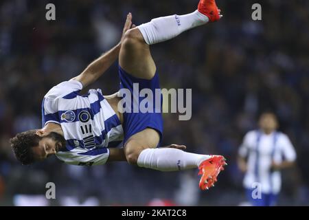 Der brasilianische Verteidiger von Porto, FelIPs, feiert am 21. Oktober 2017 im Dragao Stadium in Porto, nachdem er beim Premier League 2017/18-Spiel zwischen dem FC Porto und dem FC Pacos de Ferreira ein Tor erzielt hatte. (Foto von Pedro Lopes / DPI / NurPhoto) Stockfoto