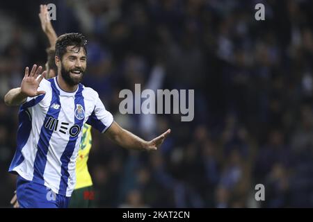 Der brasilianische Verteidiger von Porto, FelIPs, feiert am 21. Oktober 2017 im Dragao Stadium in Porto, nachdem er beim Premier League 2017/18-Spiel zwischen dem FC Porto und dem FC Pacos de Ferreira ein Tor erzielt hatte. (Foto von Pedro Lopes / DPI / NurPhoto) Stockfoto