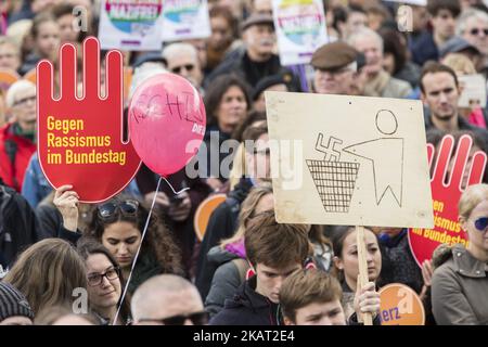 Menschen nehmen am 22. Oktober 2017 an der Demonstration "gegen Hass und Rassismus im Bundestag" in Berlin Teil. Die Teilnehmer demonstrieren gegen den Einzug der rechtsextremen populistischen Partei Alternative für Deutschland (AfD) in das parlament, das am 24. Oktober 2017 seine konstitutive Sitzung abhalten wird. (Foto von Emmanuele Contini/NurPhoto) Stockfoto