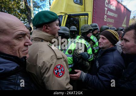 Demonstranten konfrontieren die Polizei, die das Fahrzeug mit schallverstärkenden Einrichtungen in Kiew, Ukraine, blockierten, 22. Oktober 2017. Dutzende Ukrainer bauten nach einer groß angelegten Kundgebung ein Zeltlager vor dem Parlament auf, um von den Gesetzgebern zu fordern, den Gesetzentwurf über sofortige politische Reformen wie die Schaffung eines Anti-Korruptionsgerichts, die Ablehnung der Unverletzlichkeit eines Abgeordneten und die Änderung der Wahlgesetze anzunehmen. (Foto von Sergii Chartschenko/NurPhoto) Stockfoto